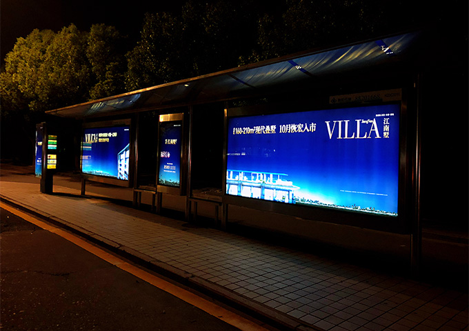 台州公交车候车亭广告 夜景.jpg 台州公交车候车亭广告 夜景.jpg